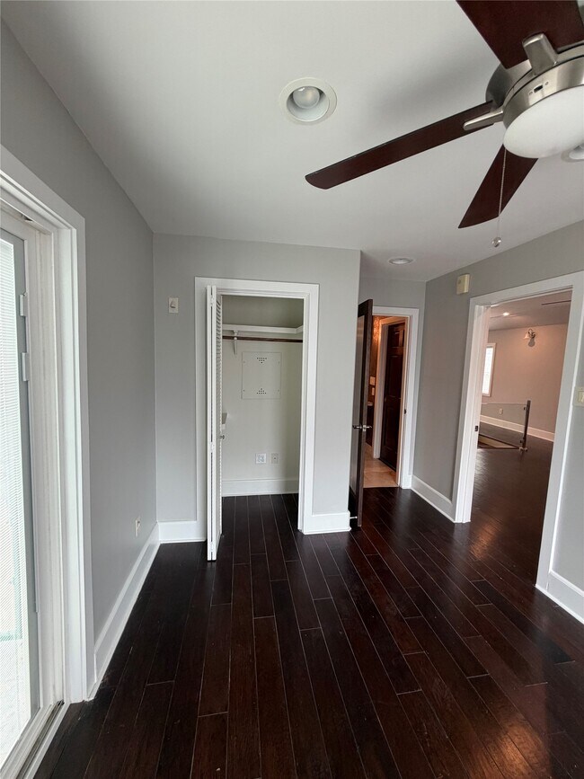 Building Photo - 102 E 5th St