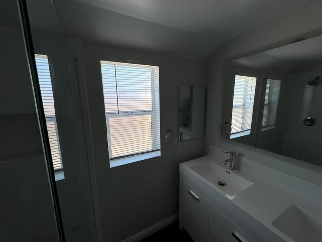 Building Photo - Spacious-Bright 3 Bedroom 2.5 Two story Bathroom Condo
