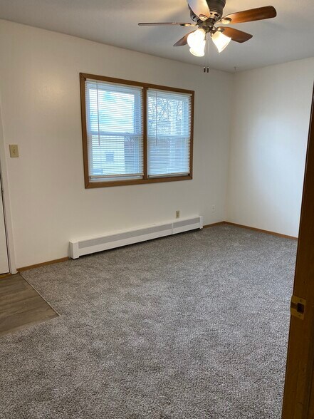 Building Photo - 405 SW Elm St