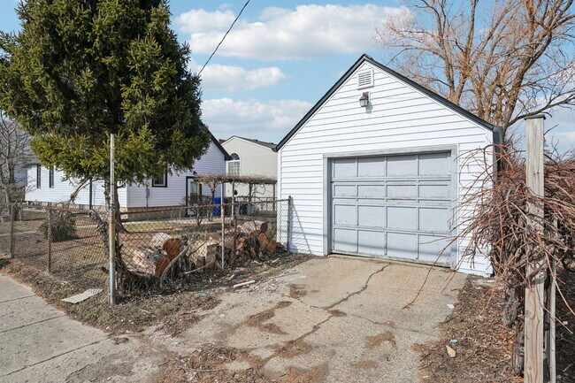 Building Photo - 5039 26th Ave