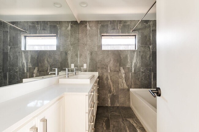 Building Photo - Beautiful Home in Nichols Hills + 3 bedrooms