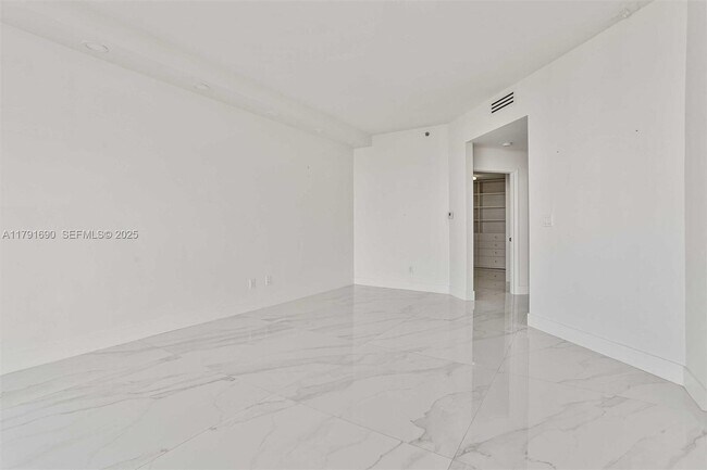 Building Photo - 2000 Island Blvd