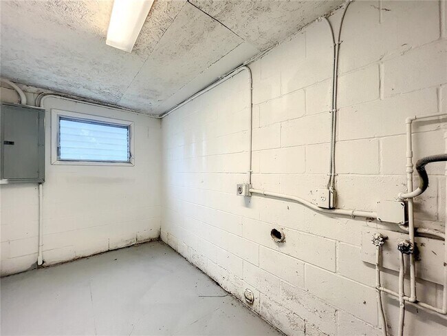 Building Photo - 629 NE 26th Ave