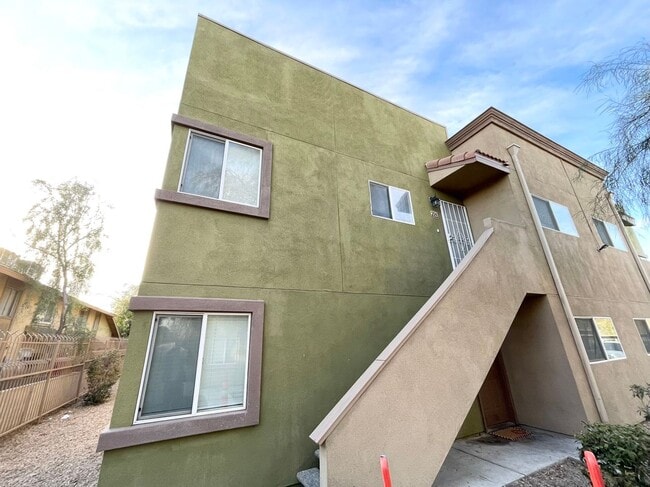 Building Photo - Gated Community Condo