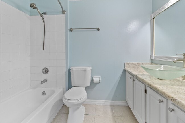 Building Photo - Luxurious 1 Bed / 1 Bath Condo in The Link...