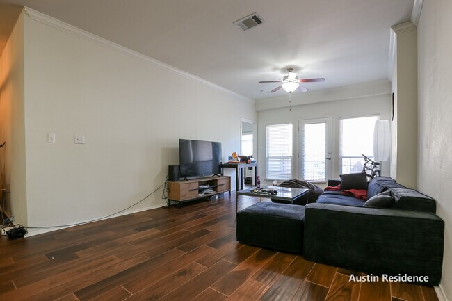 Building Photo - 910 W 25th St