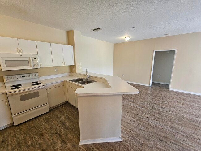 Building Photo - 605 Fairway Dr