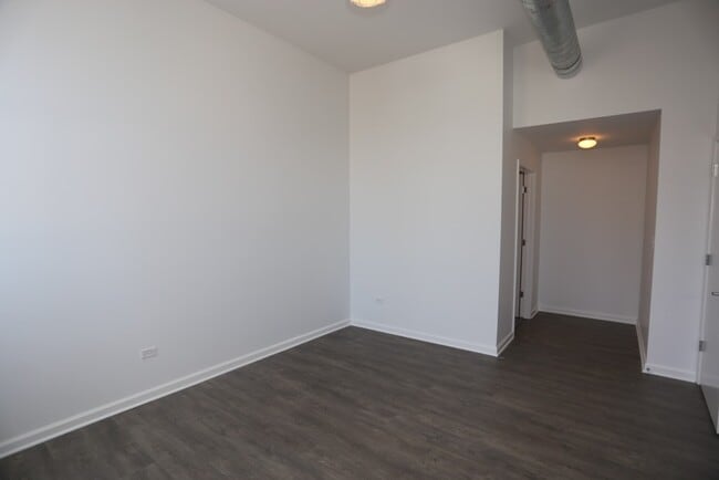 Building Photo - 932 W Dakin St