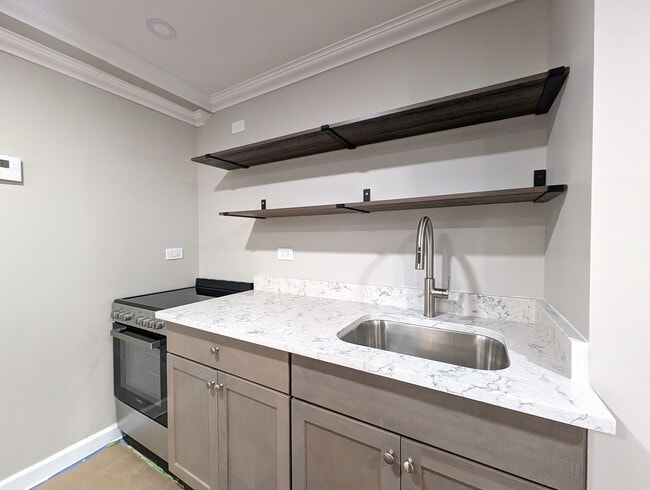 Building Photo - 300 S Austin Blvd