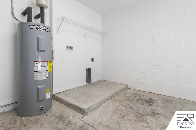 Building Photo - LIKE NEW 3/2/1 TOWNHOUSE IN BEAUTIFUL SEMINOLE WOODS