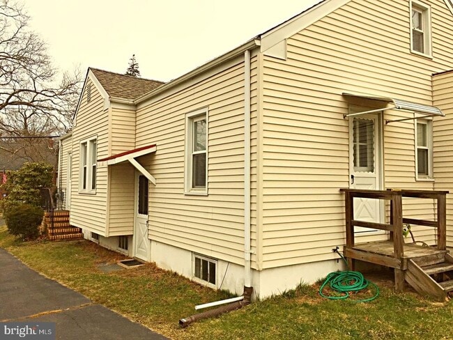 Building Photo - 721 Mayflower Ave