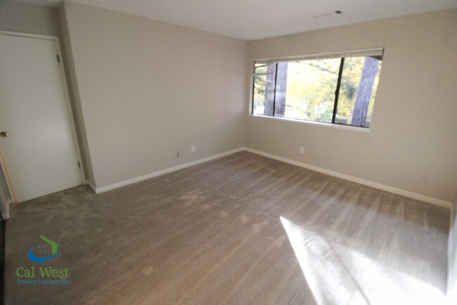 Building Photo - $2,995 Lake View Terrace Upstairs 2 Bed/2 ...