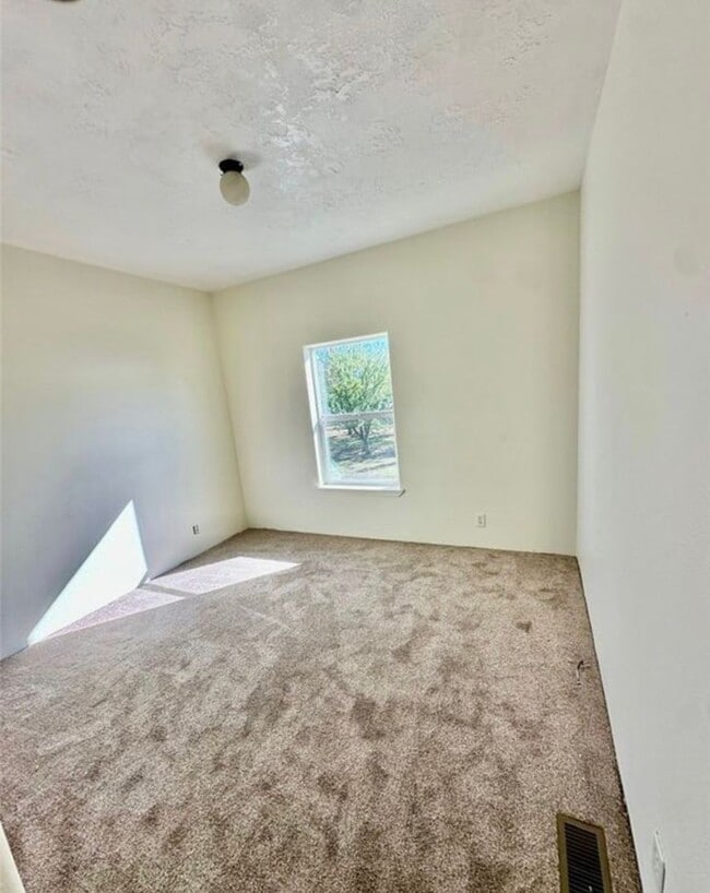 Building Photo - 3Bd 2bath 6 Month lease only ****HOUSE IS FOR SALE***