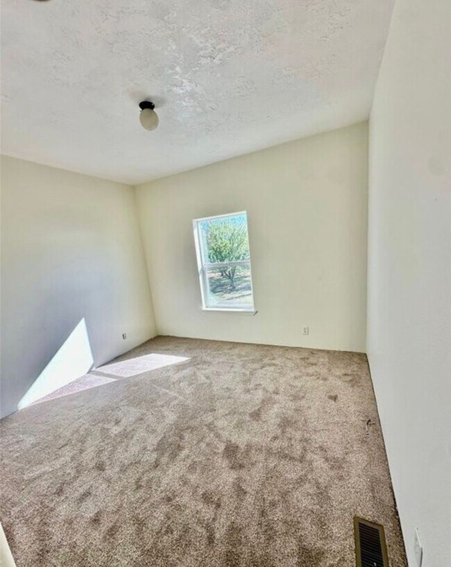 Building Photo - 3Bd 2bath  ****HOUSE IS FOR SALE***12 Mo. Lease will still be honored