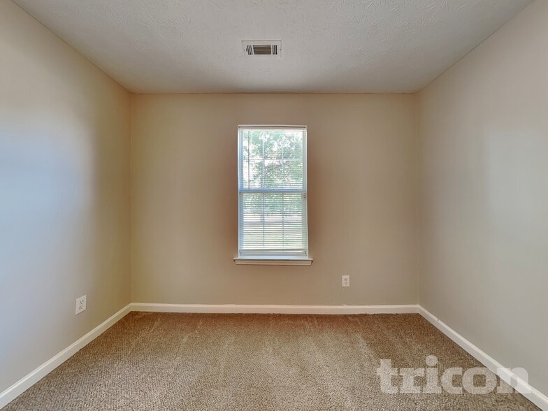 Building Photo - 225 Nina Cir