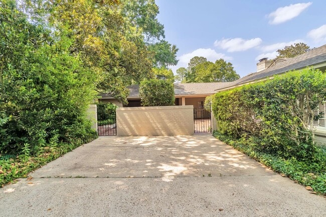 Building Photo - ** 3 bed 2 bath located in McGehee Estate ...