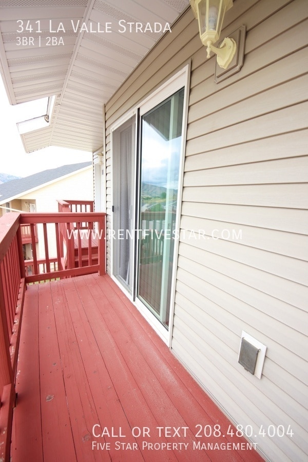 Building Photo - 341 La Valle Strada Ln