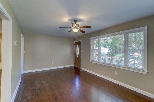 Building Photo - Renovated Brick Ranch!