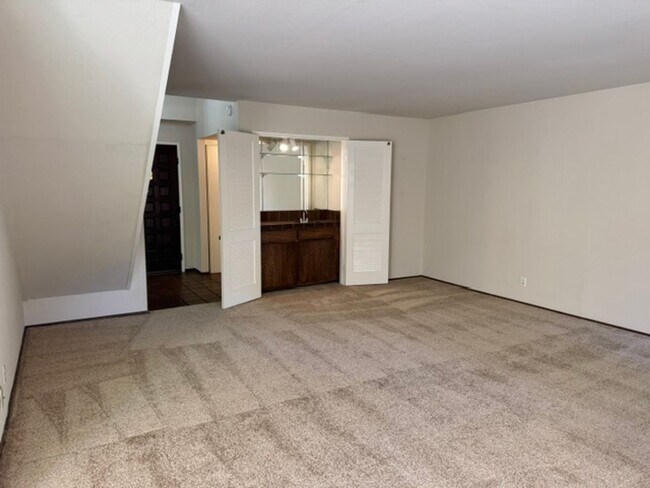 Building Photo - 2 story townhome with attached garage & no shared walls! Move in ready!