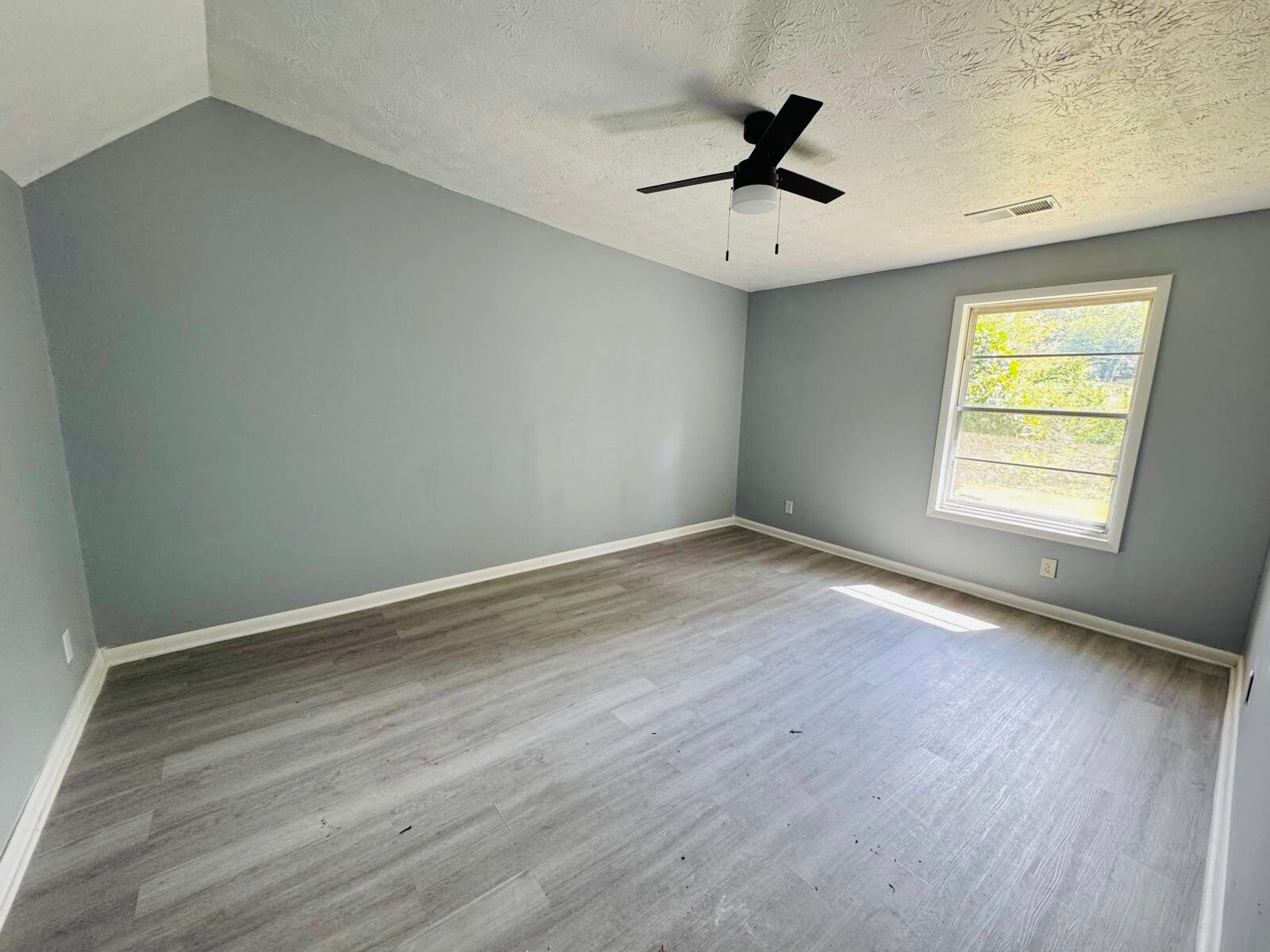 Building Photo - 1112 Riverside Ter