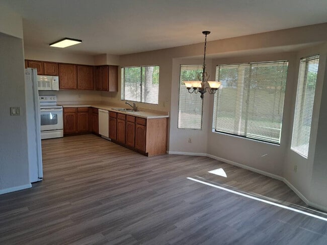 Building Photo - 1443 E Vaughn Ave