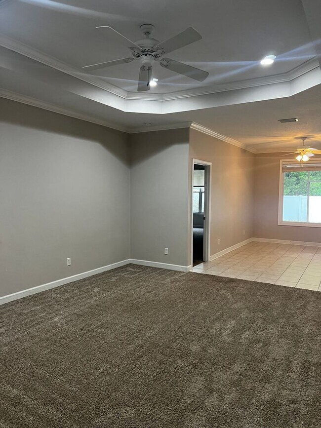 Building Photo - 3/2 fenced in yard with pool access!