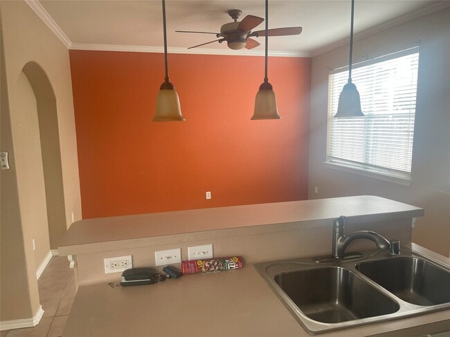 Building Photo - 5815 Vinemont Ln