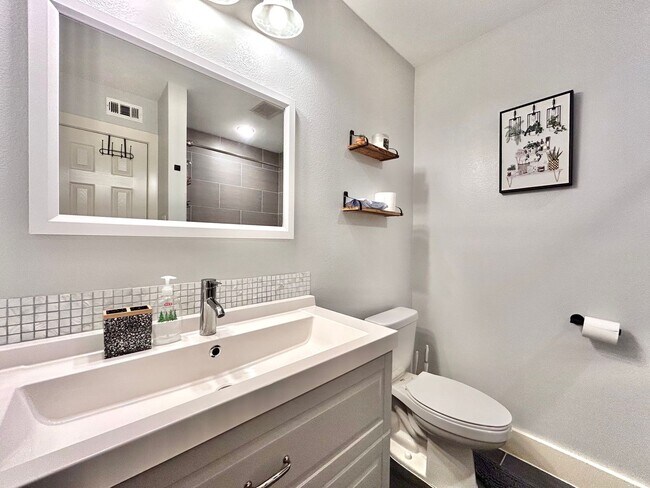 Building Photo - Modern & Cozy 2BR/2BA Home with Stylish Fi...