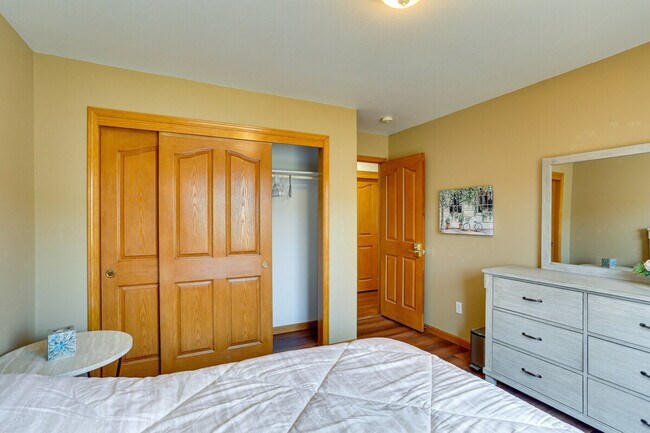 Building Photo - 5370 Bay Pointe Ct