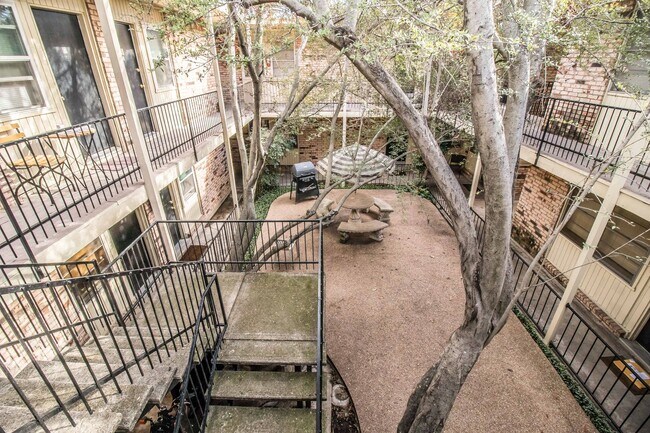 Building Photo - Charming Downstairs Apartment in the Heart of the Cultural District!