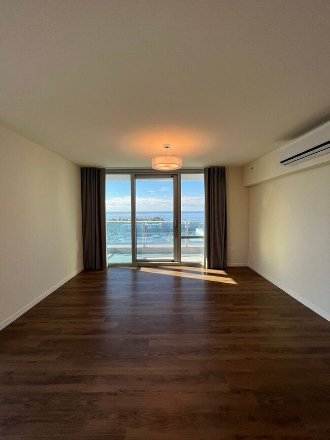 Building Photo - ** 2 BEDROOM 2 BATH** 2 covered PARKING, O...