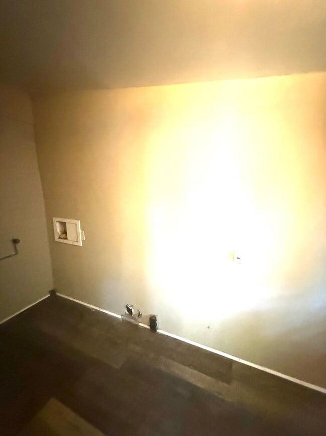 Building Photo - ** 3 bed 1 bath located close to downtown ** Call 334-366-9198 to schedule a self-showing