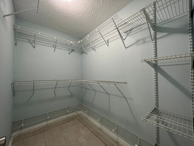 Building Photo - 1510-1512_CANDLEWYCK