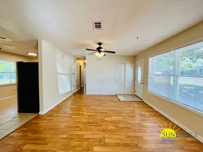 Building Photo - Nice 3 Bedroom Home in Niceville near Eglin AFB!