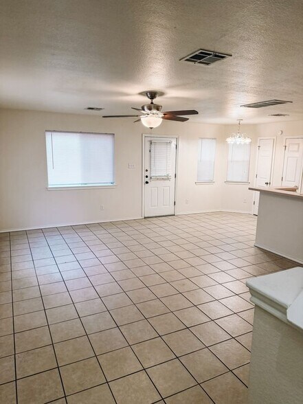 Building Photo - 915 Sagewood Trail