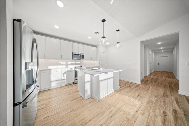 Building Photo - 1689 SW Abingdon Ave