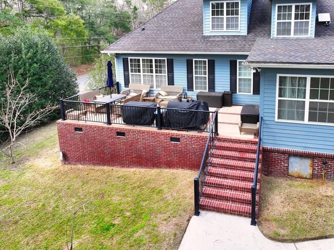 Building Photo - 100 Sweetbriar Lakes Dr