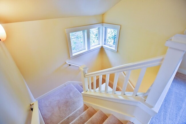 Building Photo - 1086 Village Loop