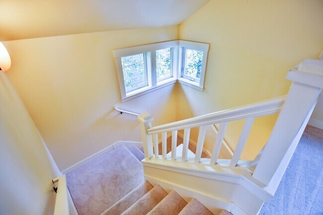 Building Photo - Lovely Cottage Home and Property Located in The Highlands in Langley!