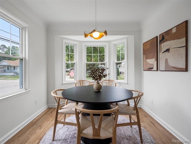 Building Photo - 1027 S Wilson Ave