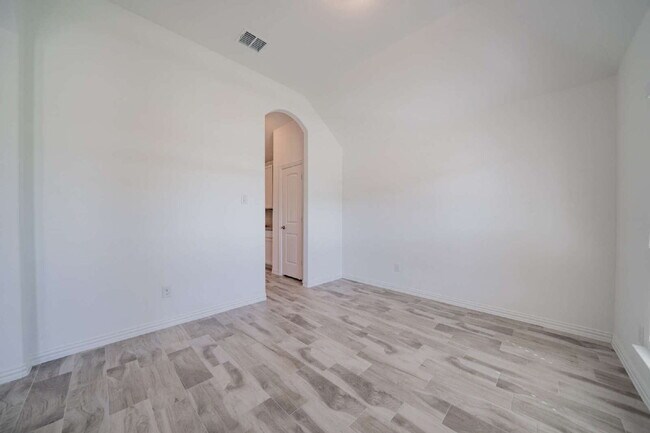 Building Photo - Welcome home to you new 3 bed 2 bath locat...