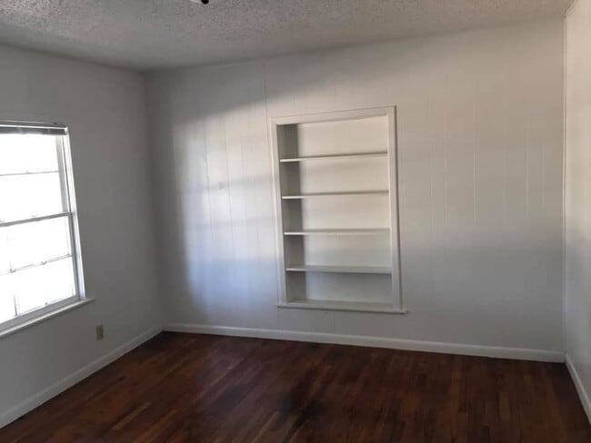 Building Photo - 2/2 on 9 acres horse property