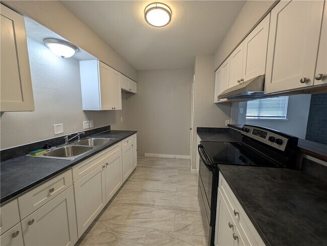 Building Photo - 6613 Rhine Dr
