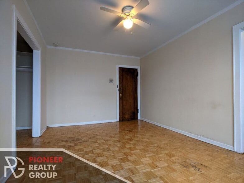 Building Photo - 739 W Belmont Ave