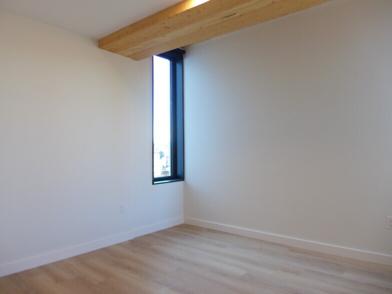 Building Photo - 47 Thorndike St