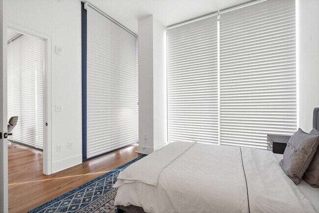 Building Photo - Premier Penthouse Suite at Seven 88 West Midtown-