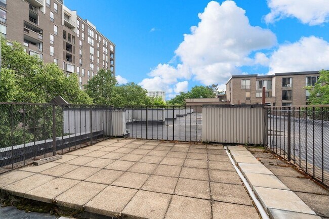 Building Photo - 99 Pond Ave