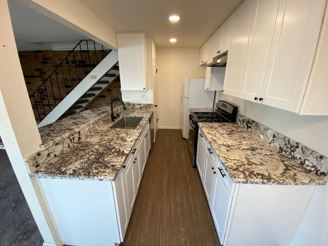 Building Photo - Remodeled 2 bedroom 1 bath townhouse