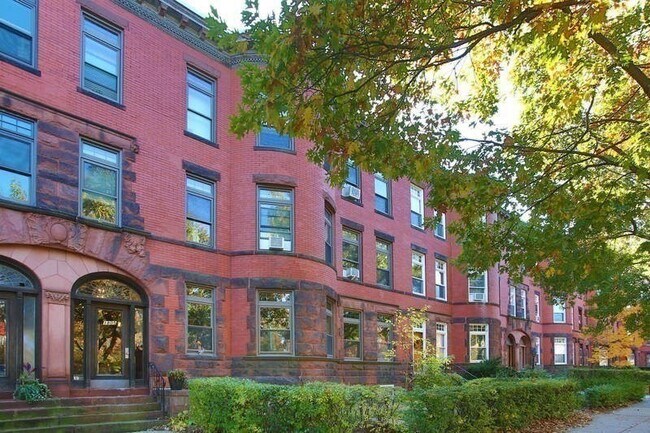 Building Photo - 1805 Beacon St