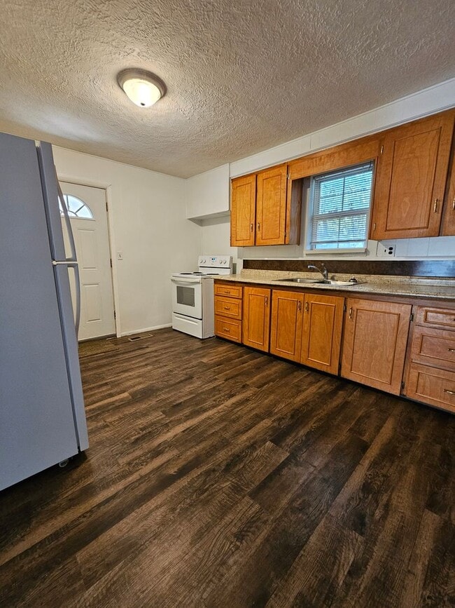 Building Photo - (3) Bed/(1) Bath in Purcell Avail NOWl!